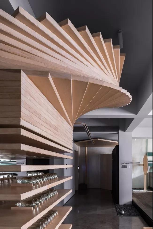 辦公室木片疊層隔斷實景圖