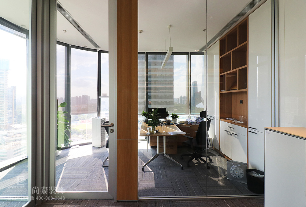 深圳南山儲能大廈融創(chuàng)地產(chǎn)辦公室裝修實(shí)景圖