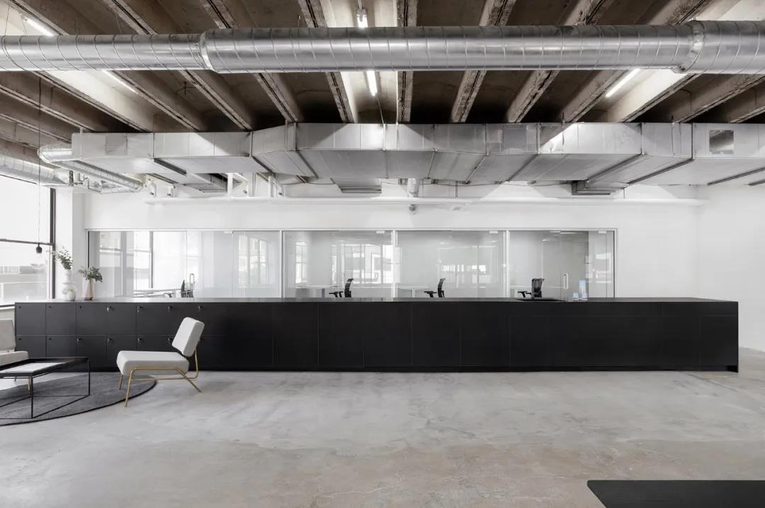 黑色網(wǎng)格屏風(fēng)辦公室裝修圖片